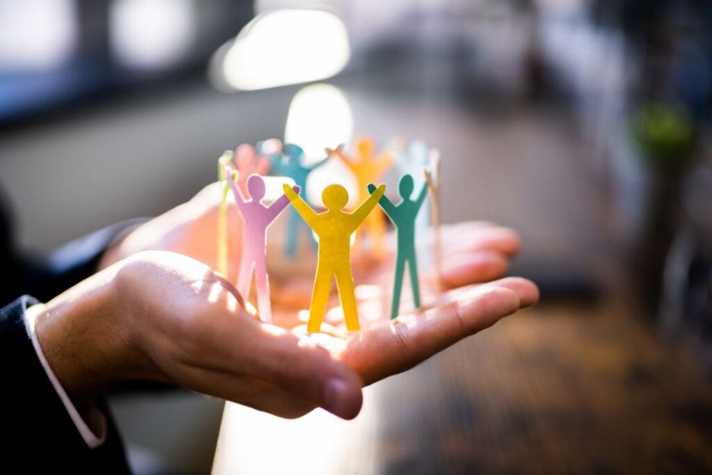 La participación de LUMAR en la I Feria de Economía Social permite mostrar cómo una actividad empresarial puede convertirse en una vía de inclusión. A través de la artesanía y la producción de artículos promocionales, el proyecto genera empleo adaptado en Cantabria y ofrece a personas en situación de vulnerabilidad una etapa de transición hacia el mercado laboral normalizado. LUMAR representa, de este modo, un modelo en el que la actividad económica, la formación y la inserción laboral trabajan conjuntamente para crear oportunidades.